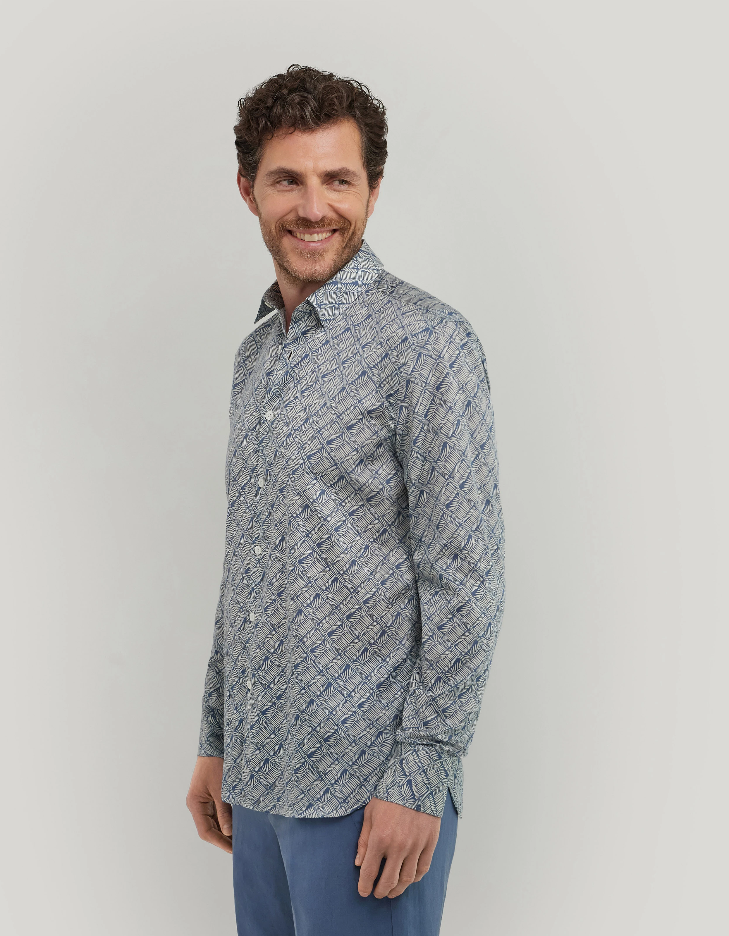 Casual regular fit shirt in printed cotton with botanical pattern