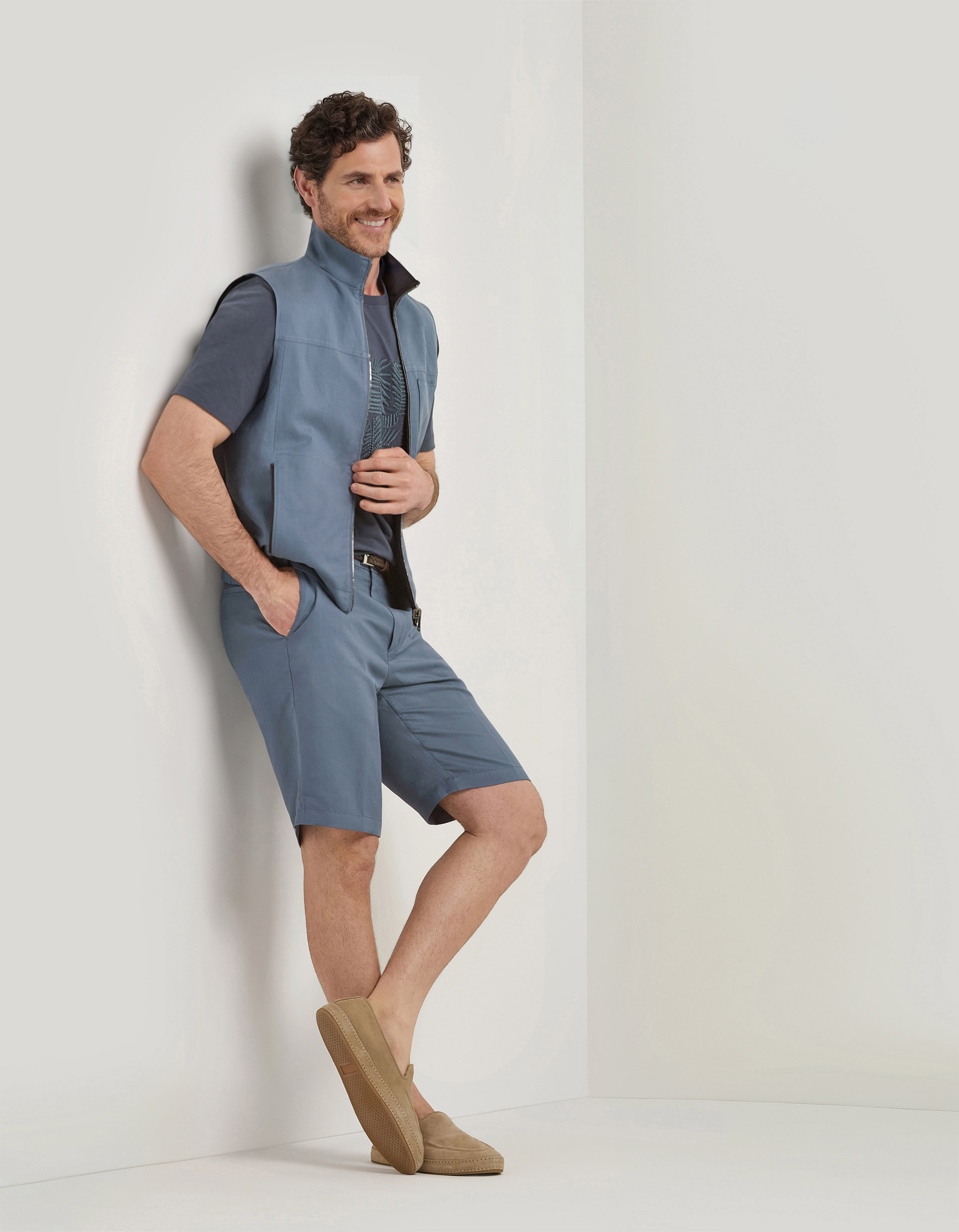 Blue-sugar paper reversible puffer gilet in linen and silk blend