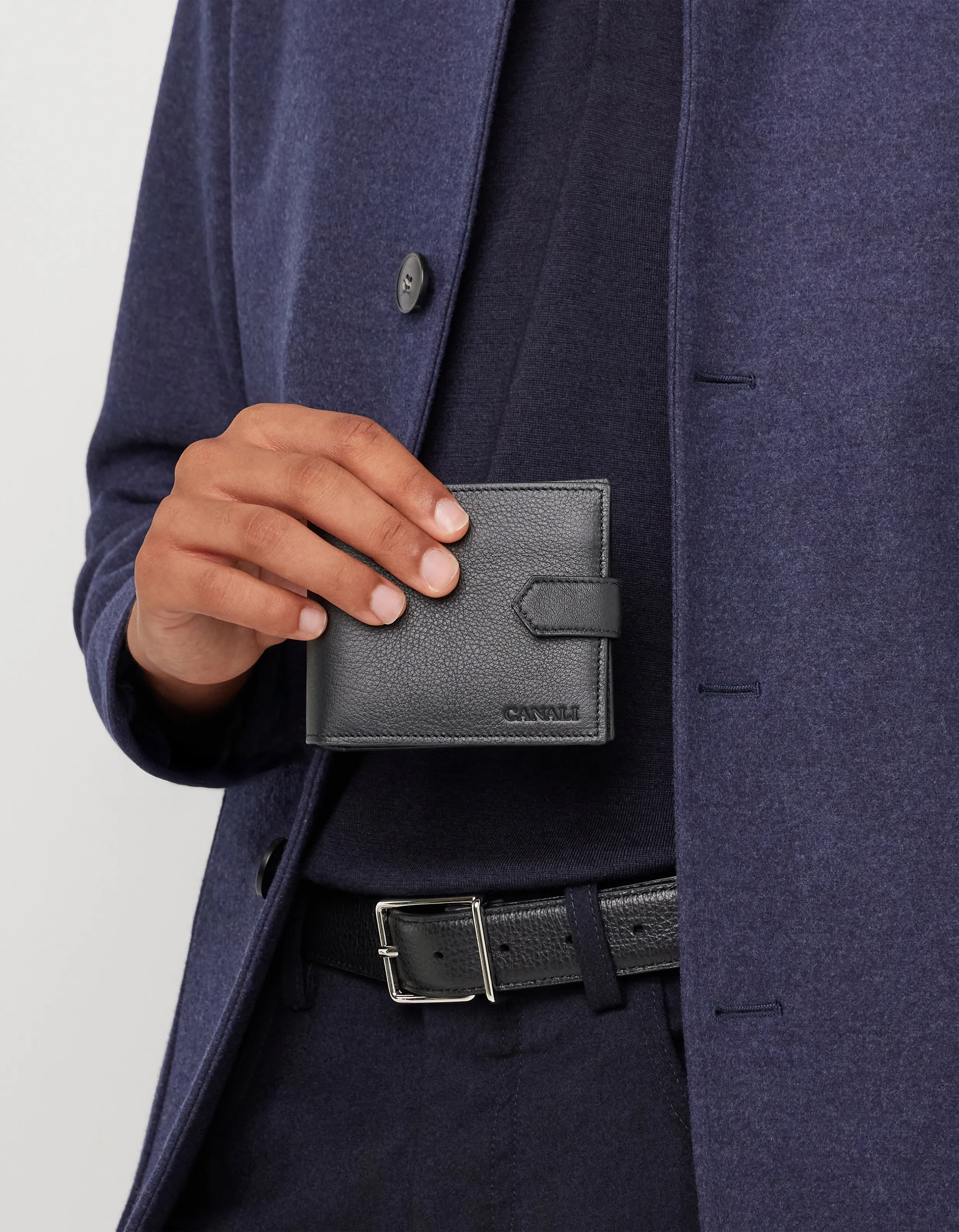 Black wallet in hammered calfskin