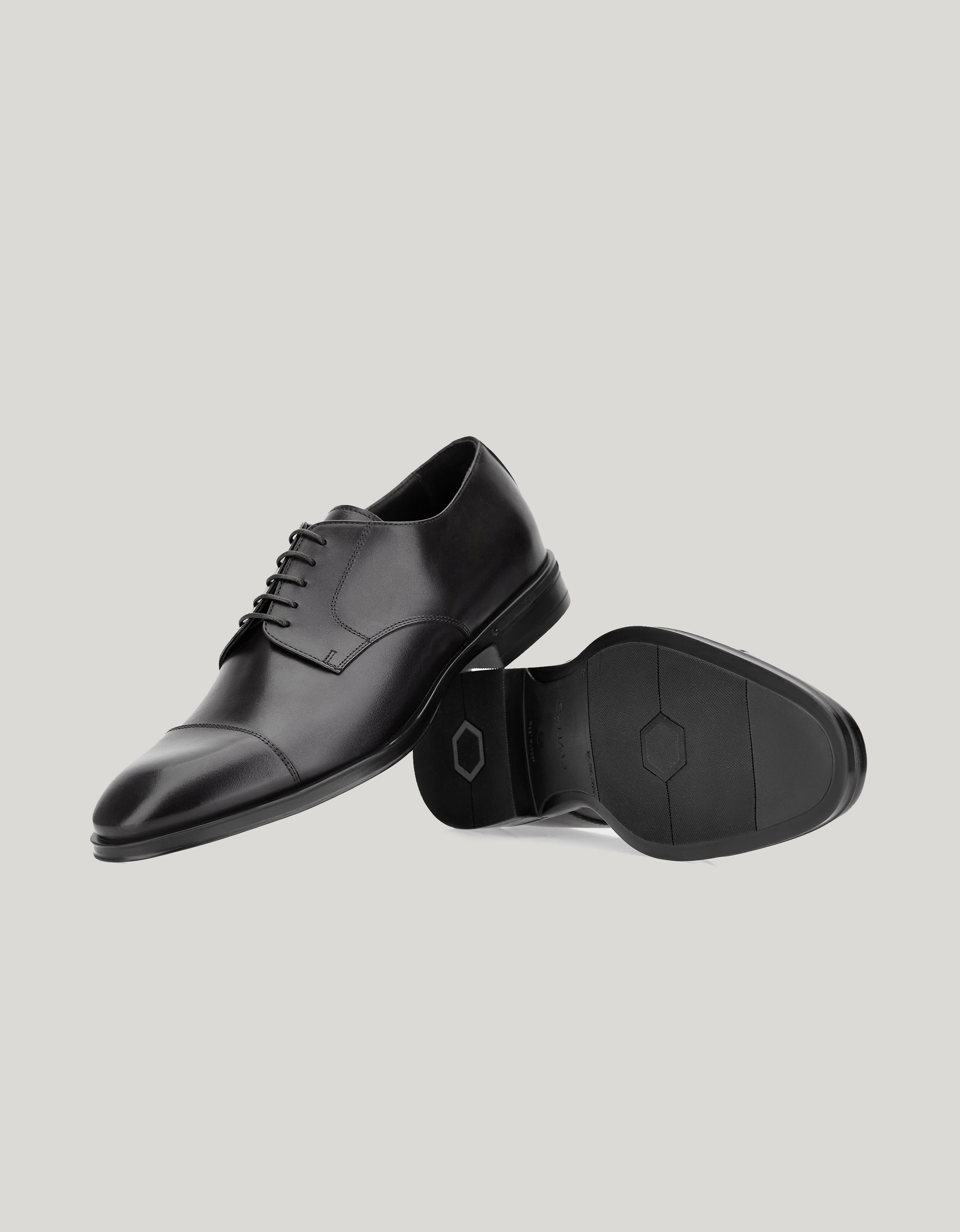 Derby in black distressed calfskin