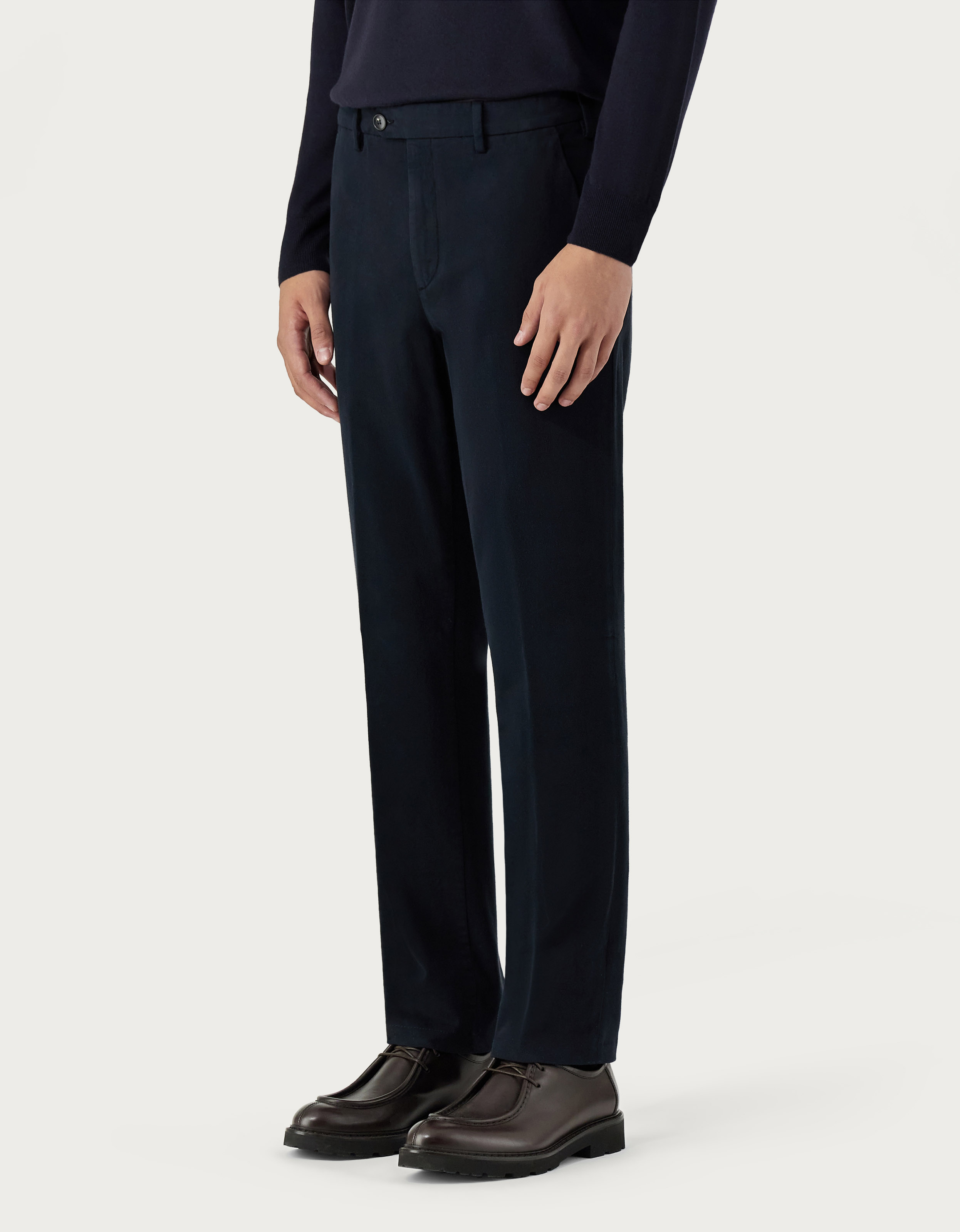 Chinos in blue-black garment-dyed cashmere gabardine
