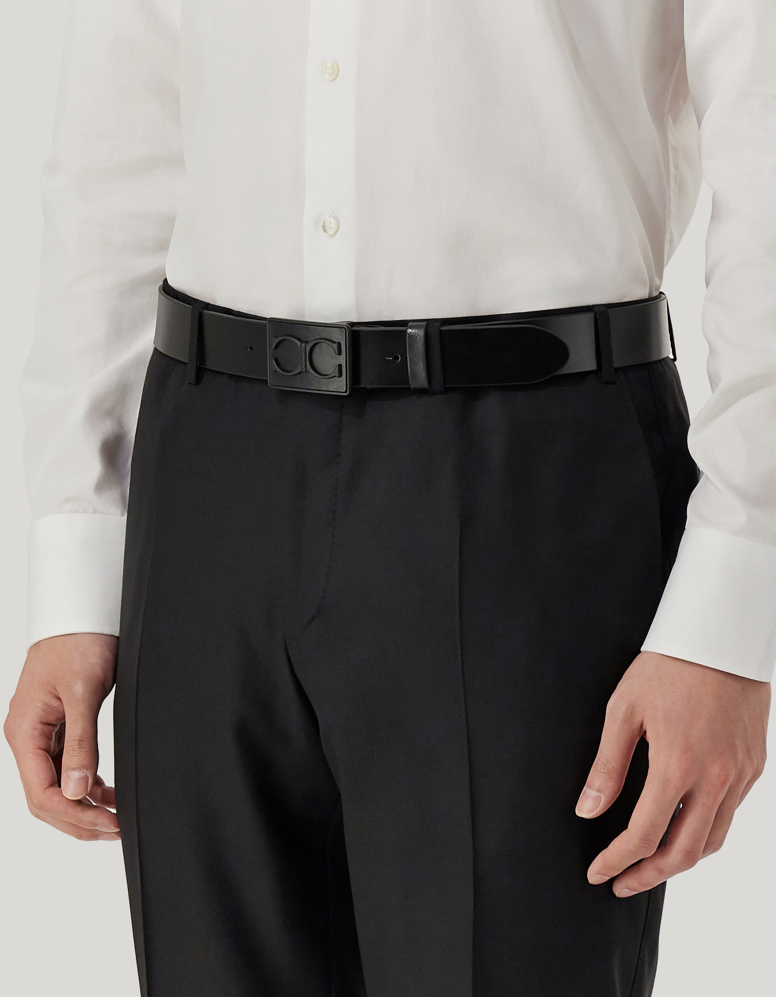 Belt in smooth black calfskin with monogram plaque
